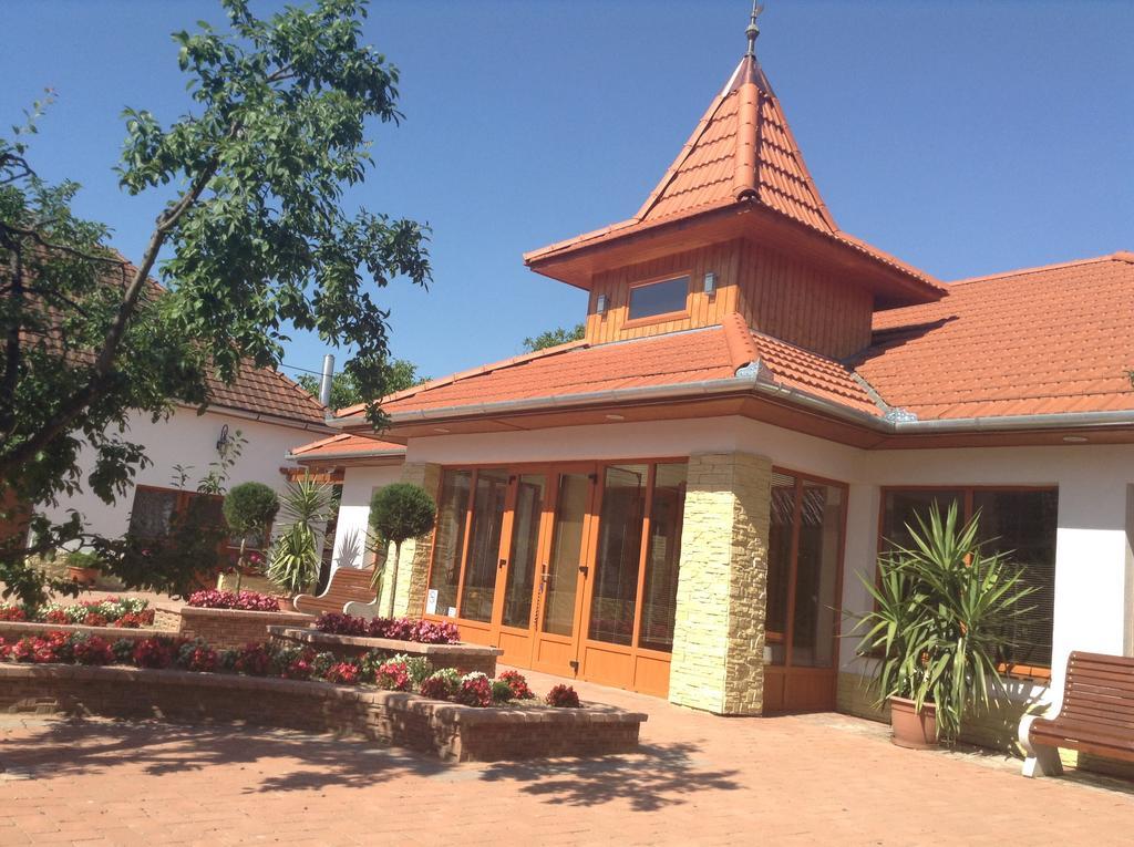 Appartamento Bornemisza Kuria Tiszabecs Esterno foto
