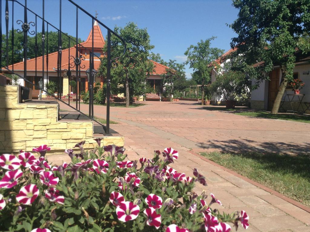 Appartamento Bornemisza Kuria Tiszabecs Esterno foto